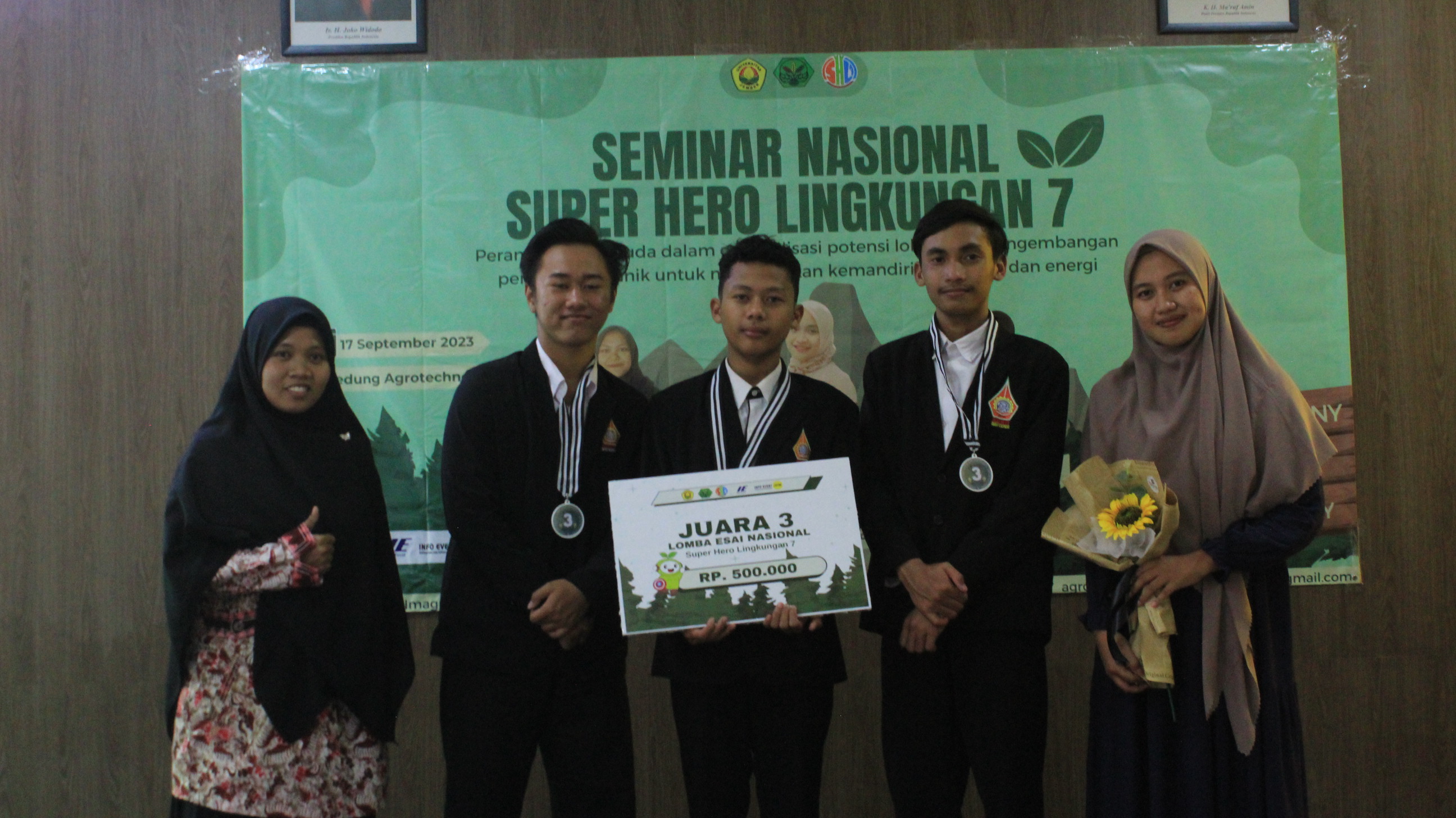 Juara Lomba Essai Nasional