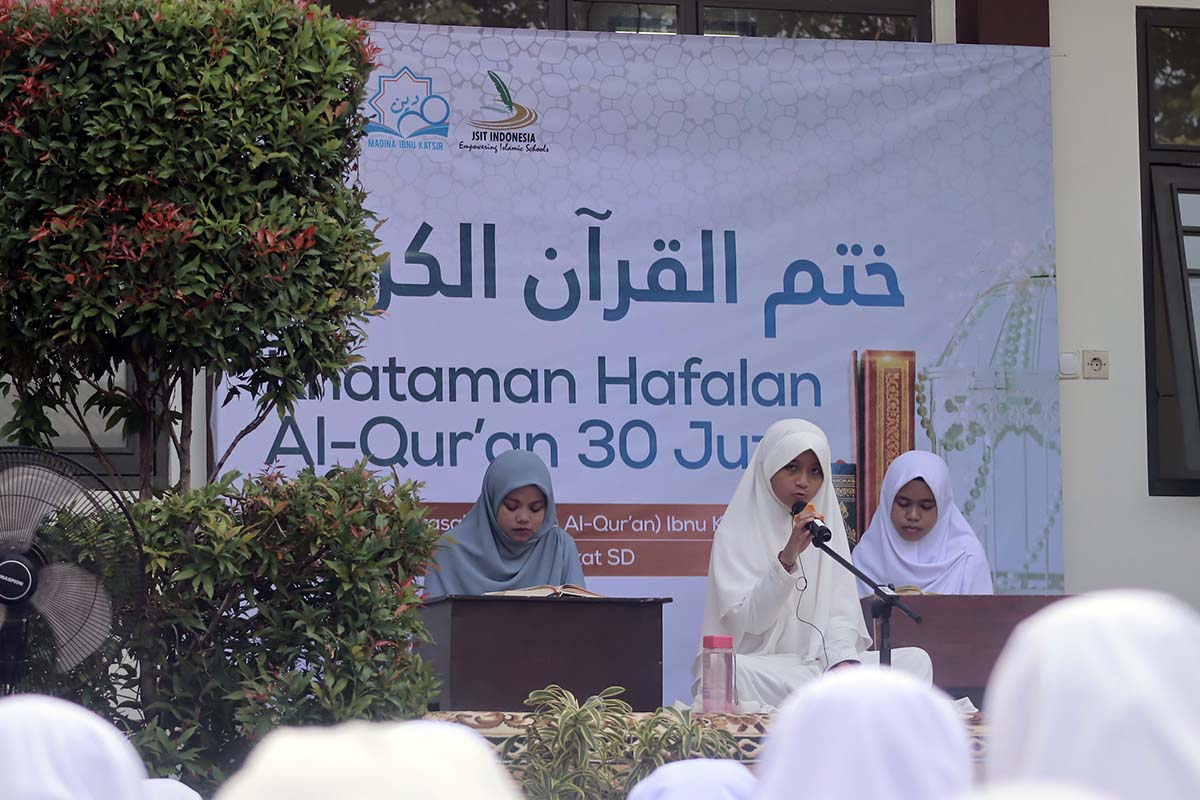 Pecah Telur! Santri Madina Akhirnya Khatam Hafalan 30 Juz! Pecah Telur! Santri Madina Akhirnya Khatam Hafalan 30 Juz!