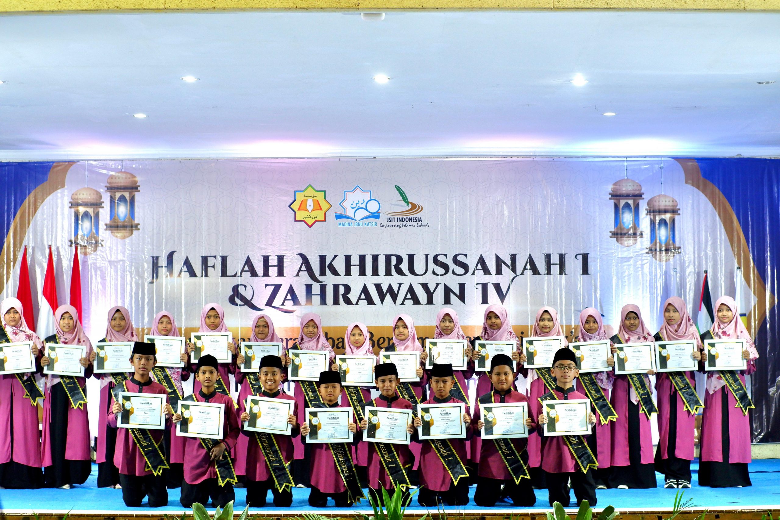 Madina Pecah Telur di Wisuda Pertama