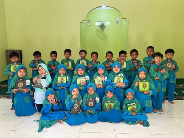 LMI Ibnu Katsir Salurkan Wakaf Al-Qur’an ke Sragen