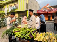 Pasar Senyum Bahagia LMI Ibnu Katsir: Lapak Kecil yang Menebar Kebahagiaan Besar Pasar Senyum Bahagia LMI Ibnu Katsir: Lapak Kecil yang Menebar Kebahagiaan Besar