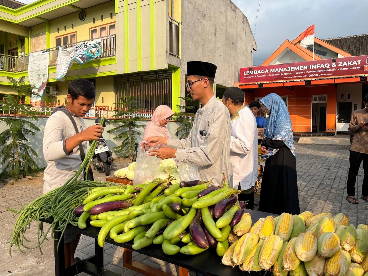 Pasar Senyum Bahagia LMI Ibnu Katsir: Lapak Kecil yang Menebar Kebahagiaan Besar Pasar Senyum Bahagia LMI Ibnu Katsir: Lapak Kecil yang Menebar Kebahagiaan Besar