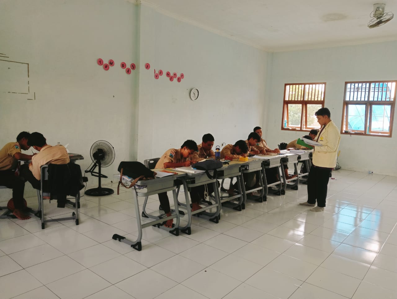 Santri Ibnu Katsir Laksanakan Program PLP, Belajar Mengabdi di Dunia Pendidikan