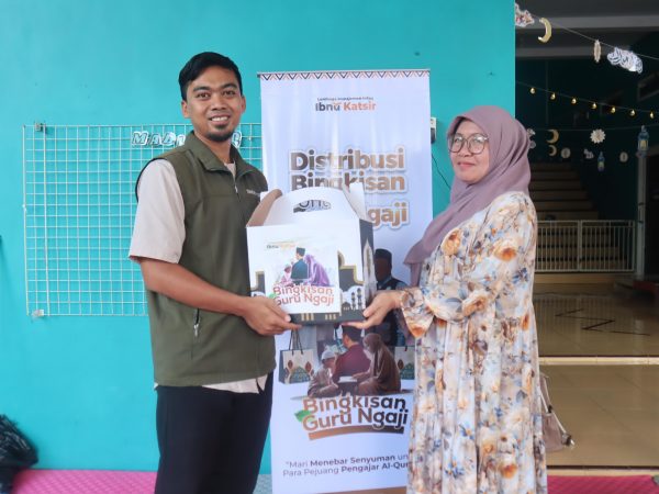 Senyum Ramadhan untuk Guru Ngaji : Ibnu Katsir Salurkan 300 Lebih Bingkisan sebagai Bentuk Apresiasi Pejuang Al-Qur’an