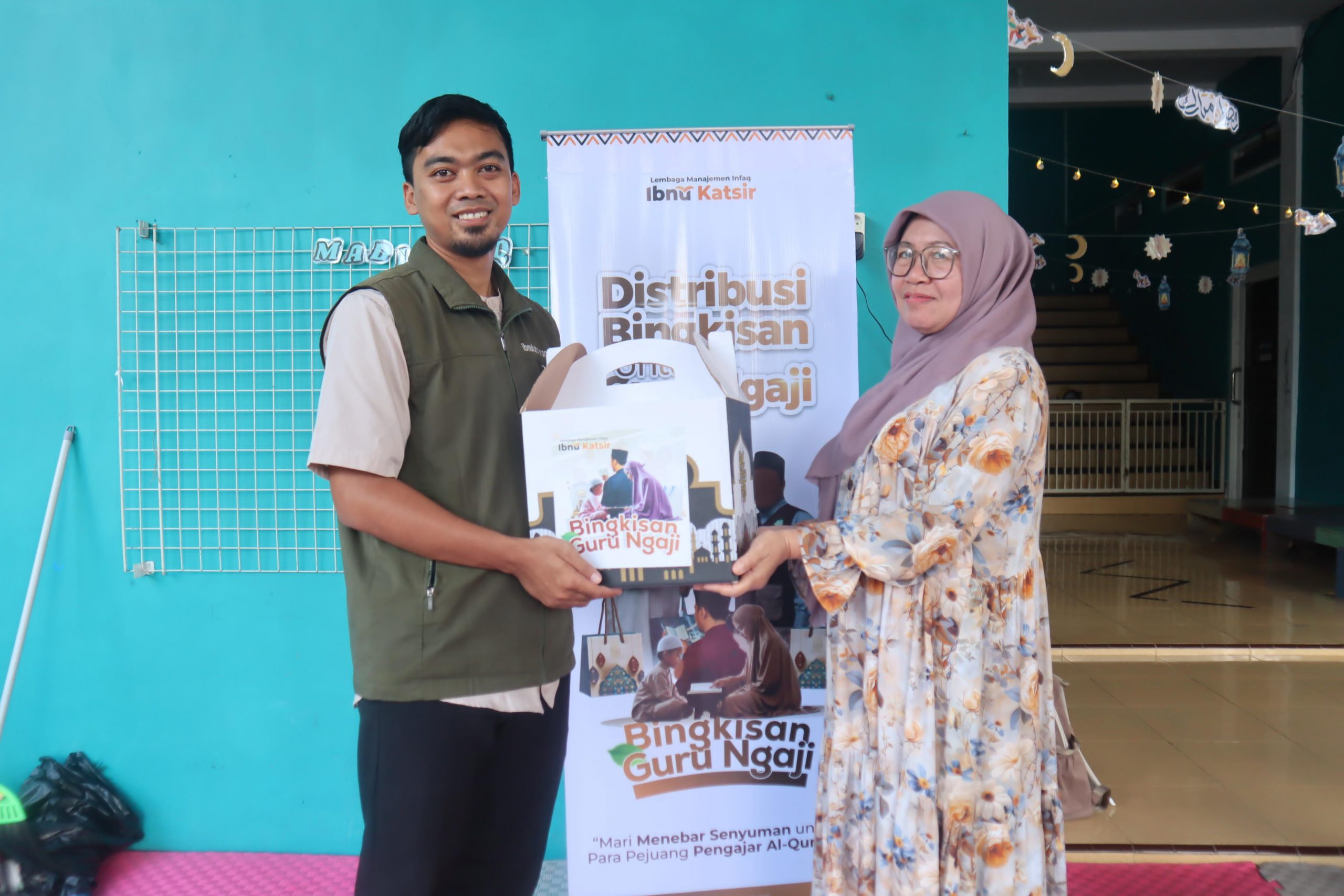 Senyum Ramadhan untuk Guru Ngaji : Ibnu Katsir Salurkan 300 Lebih Bingkisan sebagai Bentuk Apresiasi Pejuang Al-Qur’an