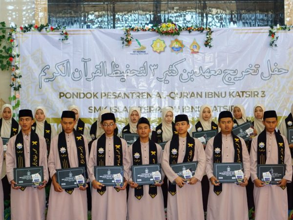 Wisuda Al-Qur'an SMKIT Ibnu Katsir 2026: Menjadi Sahabat Al-Qur'an Sepanjang Masa